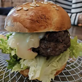 Burger z sarny